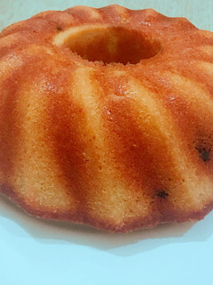 A picture of CAKe with Raisins.