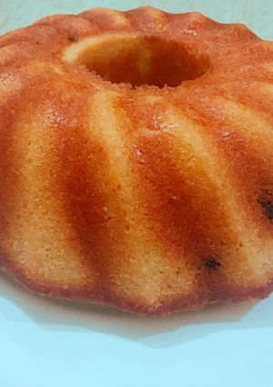 A picture of CAKe with Raisins.