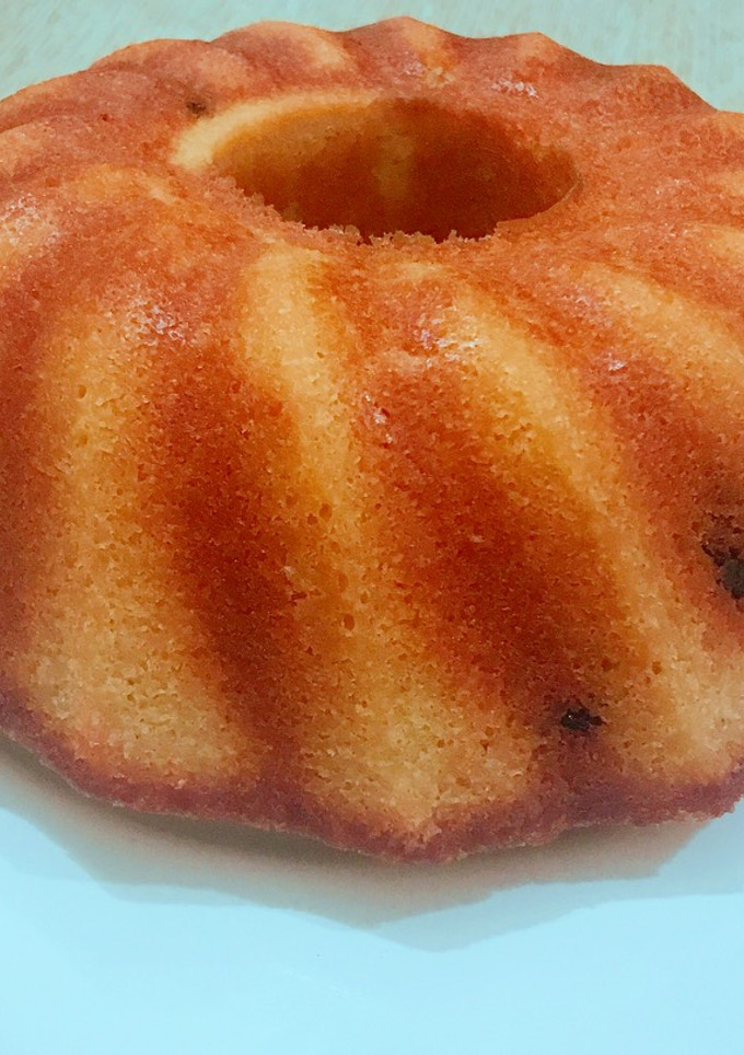 A picture of CAKe with Raisins.