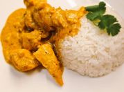 Una foto de pasta con pollo y curry