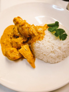 Una foto de Pollo al curry con arroz jasmín