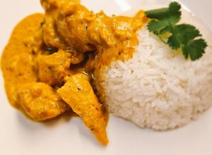 Una foto de Pollo al curry con arroz jasmín