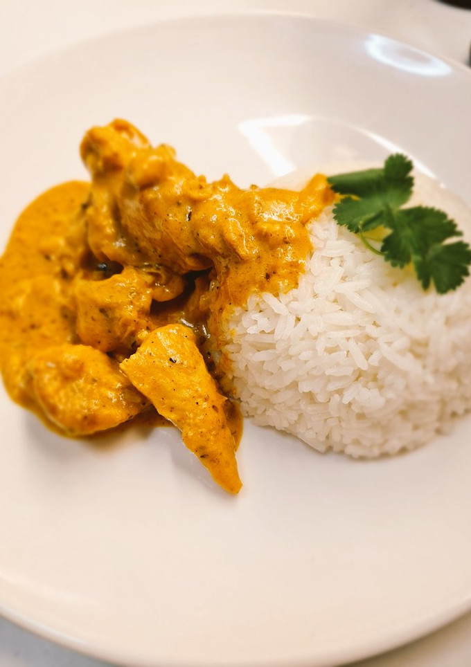 Una foto de Pollo al curry con arroz jasmín