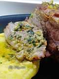 Stinco di maiale con salsa gremolada e polenta