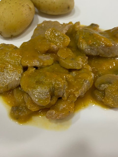 Una foto de Filetes de solomillo en salsa de cebolla y zanahoria