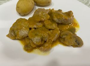Una foto de Filetes de solomillo en salsa de cebolla y zanahoria