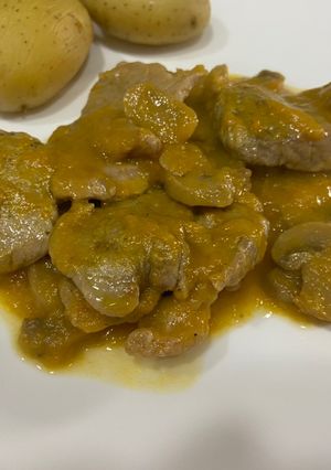 Una foto de Filetes de solomillo en salsa de cebolla y zanahoria