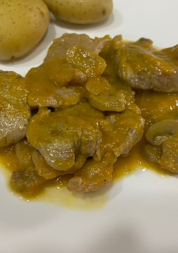 Una foto de Filetes de solomillo en salsa de cebolla y zanahoria