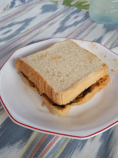 Una foto de Sándwich pollo mechado