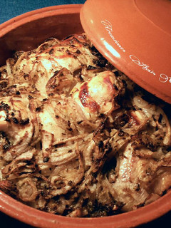 Una foto de Cazuela de pollo encebollado al horno, con patatas y majado de higadillos