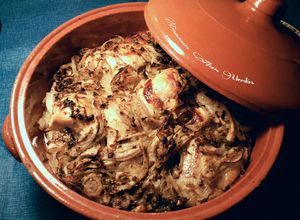 Una foto de Cazuela de pollo encebollado al horno, con patatas y majado de higadillos