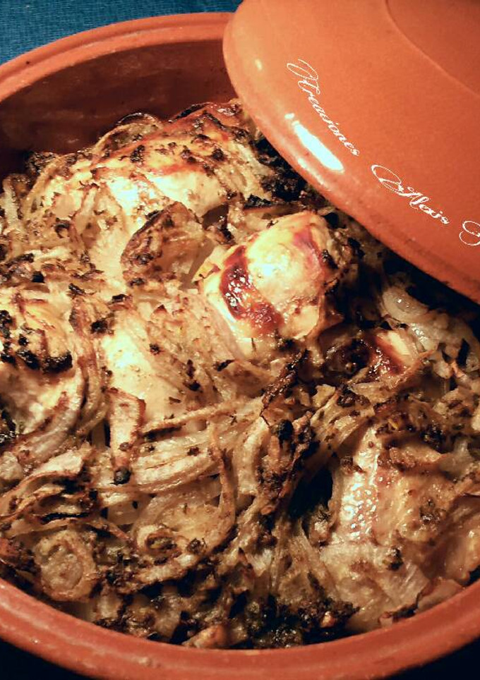 Una foto de Cazuela de pollo encebollado al horno, con patatas y majado de higadillos