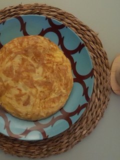 Una foto de Tortilla de patatas con gazpacho