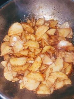 உருளைக்கிழங்கு வருவல் (Urulaikilanku varuval recipe in tamil) செய்முறை முக்கிய புகைப்படம்