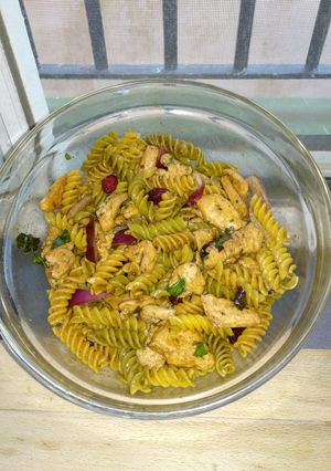 Foto principal de Ensalada de hélices de colores, lechuga y pollo