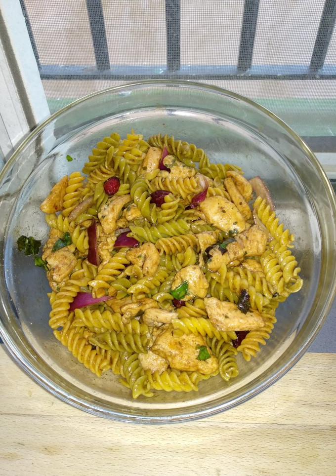 Una foto de Ensalada de hélices de colores, lechuga y pollo
