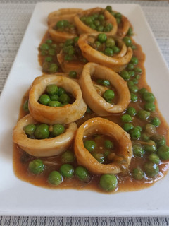 Una foto de Calamares con guisantes