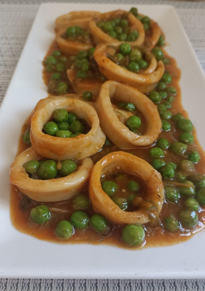 Una foto de Calamares con guisantes