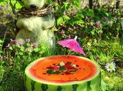 Una foto de gazpacho de frutas