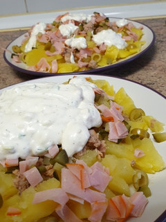 Una foto de Patatas aliñadas con salsa de yogurt y jalapeños