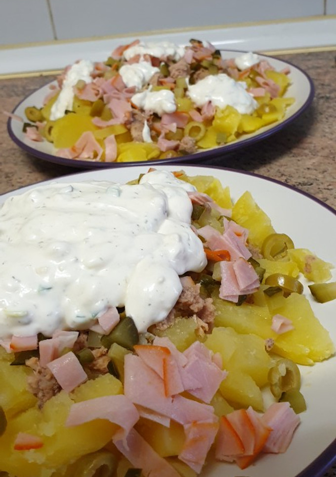 Una foto de Patatas aliñadas con salsa de yogurt y jalapeños