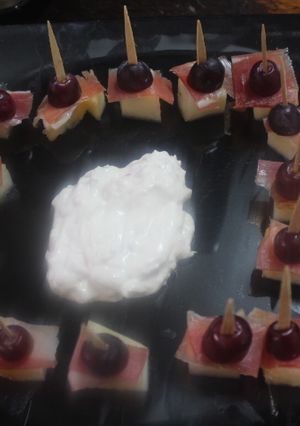 Una foto de Daditos de jamón con melón y cherry