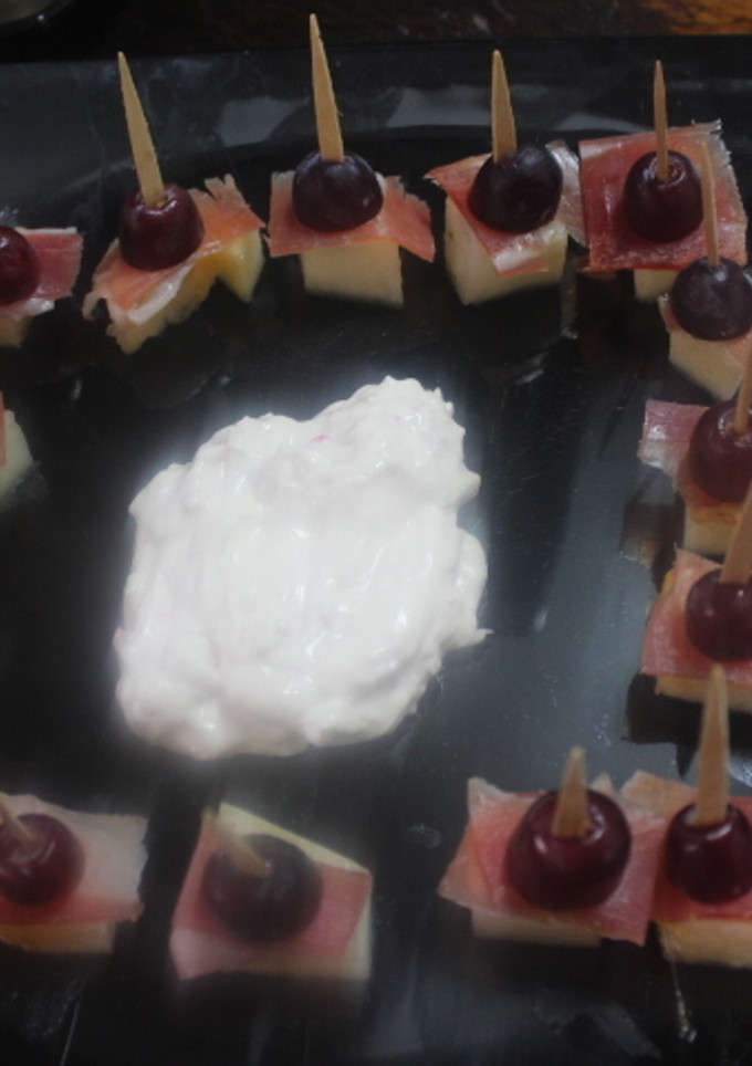 Una foto de Daditos de jamón con melón y cherry