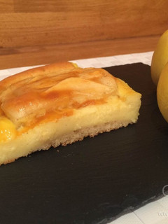 Una foto de Bizcocho de manzana con crema pastelera