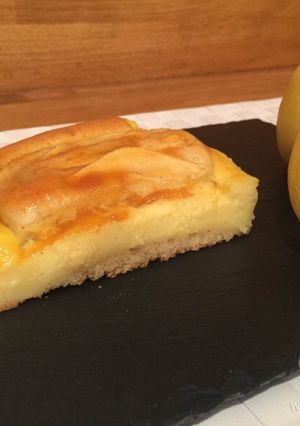 Una foto de Bizcocho de manzana con crema pastelera