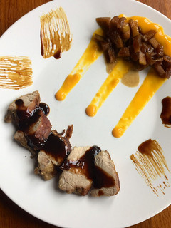 Una foto de Solomillo ibérico con salsa de mango y reducción de Pedro Ximénez