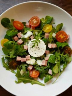 Una foto de Ensalada mediterránea