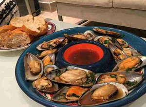 Una foto de Mejillones verdes a la naranja