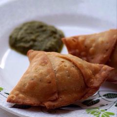 A picture of आलू समोसा.