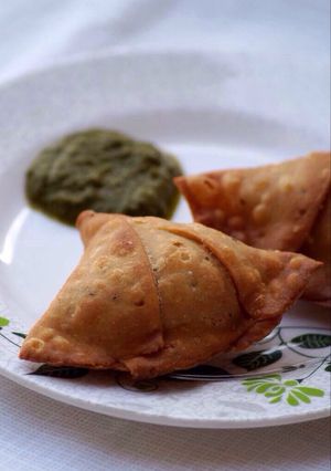 A picture of आलू समोसा.