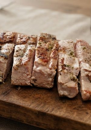 Una foto de Secreto de Cerdo Ibérico a la Brasa de Sarmiento con Emulsión Rústica de Ajo y Perejil