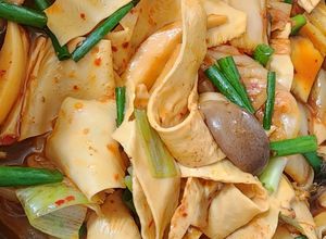 Hình của món Váng đậu, nấm xào kim chi (món chay).