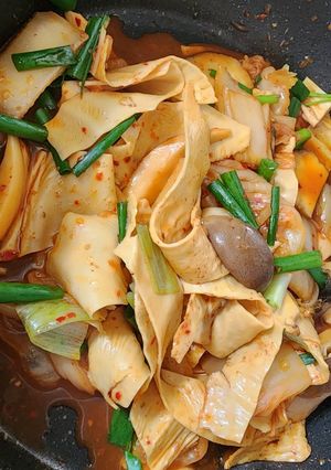 Hình của món Váng đậu, nấm xào kim chi (món chay).