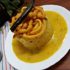 A picture of Kadhi with savoury jalebis.