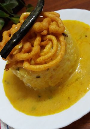 A picture of Kadhi with savoury jalebis.