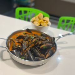 A picture of Chilli Mussels Garlic bread.