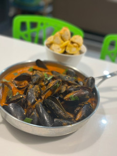 A picture of Chilli Mussels Garlic bread.