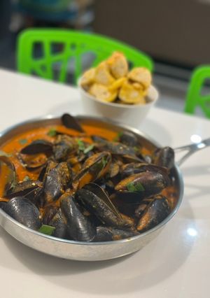 A picture of Chilli Mussels Garlic bread.