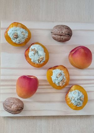 Una foto de Damascos rellenos con queso azul y nueces