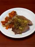 Carne de potro con pistacho y guarnición