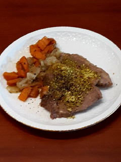 Una foto de Carne de potro con pistacho y guarnición