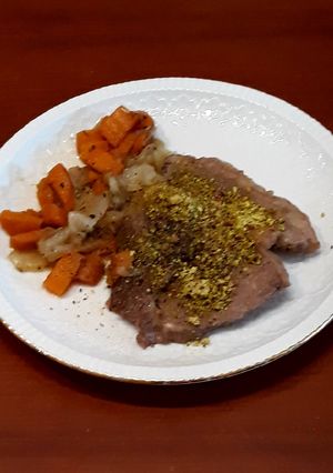 Una foto de Carne de potro con pistacho y guarnición