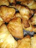 Sfogliatelle ricce e cornetti con ricotta, acciughe e mozzarella