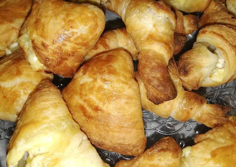 Step-by-Step Guide to Make Perfect Sfogliatelle ricce e cornetti con ricotta, acciughe e mozzarella