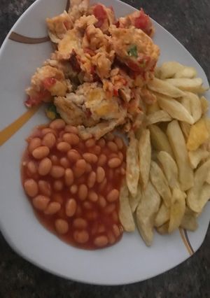 A picture of Chips and scrambled Eggs.