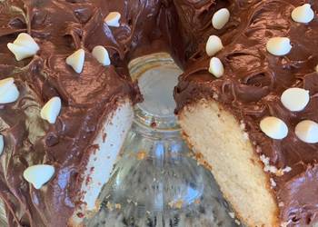 Popular Cuisine White Cake with Chocolate Cream Cheese Icing Delicious and Healthy